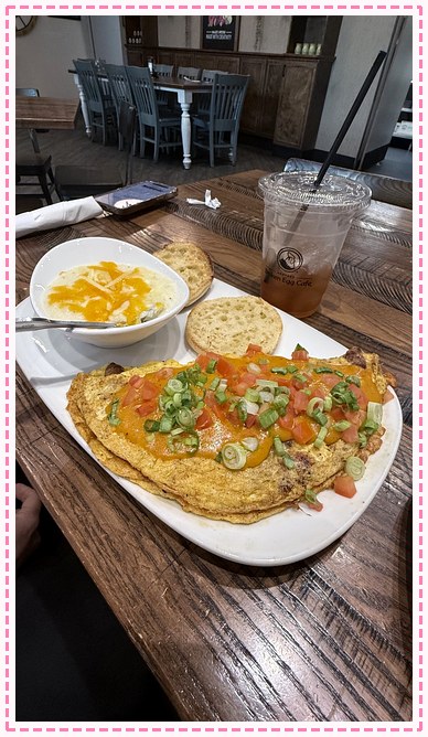 cheese omelet with tomatoes and grits